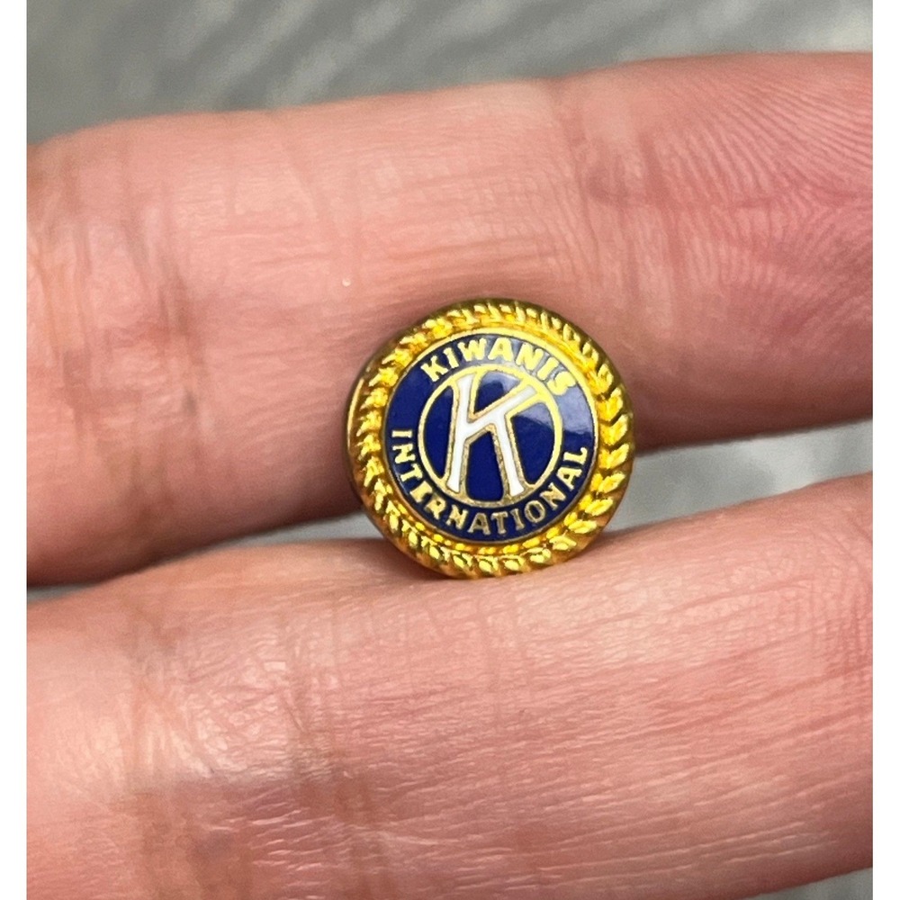Kiwanis International Lapel Pin Gold Tone Blue Enamel Rope‎ Border Leavens